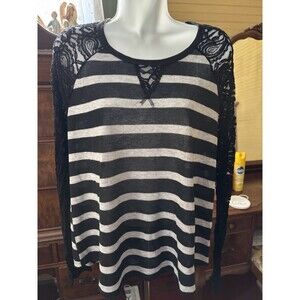 No Boundaries Size XL Women’s Lightweight Sweater Lace Inserts & Sleeves